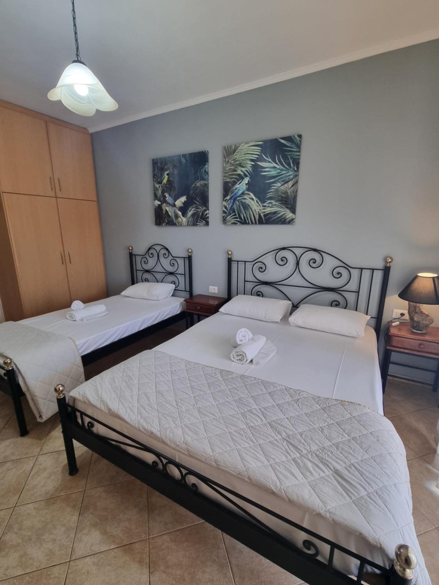 Marathon Studios & Apartments Keri Phòng bức ảnh